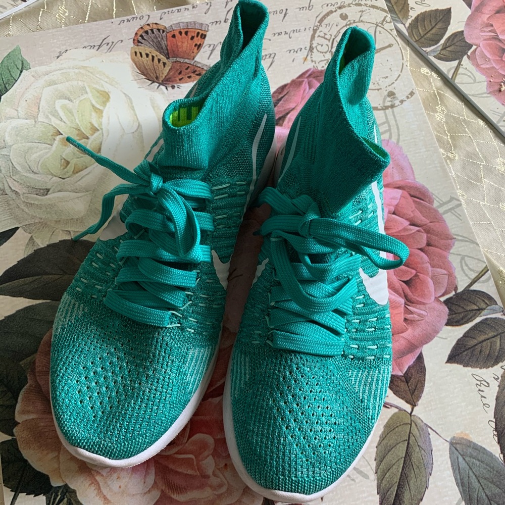 Nike green socks run sneaker